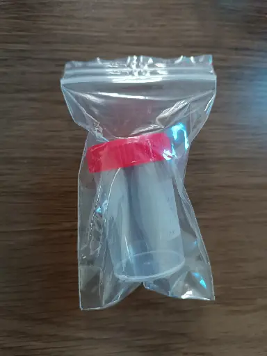 [PFB0010502] Lọ mẫu nước tiểu nhựa PP 60ml, nắp đỏ, có nhãn, tiệt trùng [Medisure™ Urine sample container PP 60ml, red cap, label, sterilized] (Túi 50)